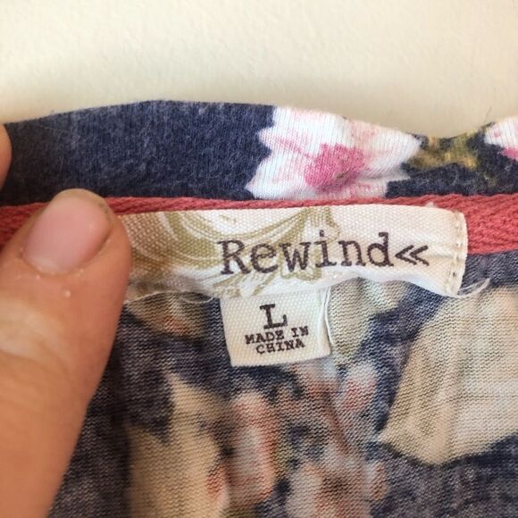 Rewind | Floral Lace Tee - Picture 3 of 4